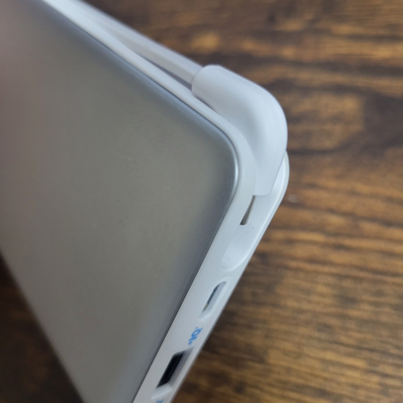 Anker Zolo Power Bank ホワイトの本体正面。内蔵USB-Cケーブルが本体側面の溝に収納されている
