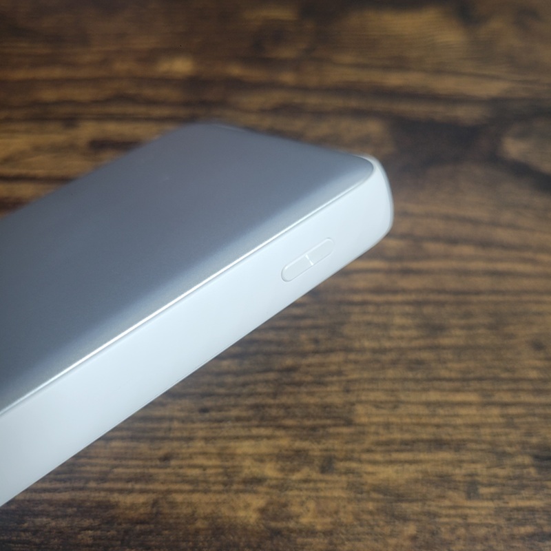 Anker Zolo Power Bank の側面。USB-CポートとUSB-Aポート、残量表示ボタンが並んでいる