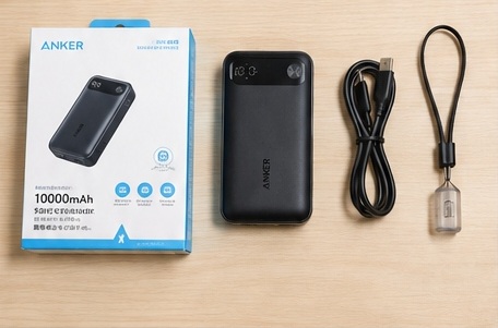 Anker Power Bank A1257の本体、パッケージ、USB-Cケーブル、ストラップ