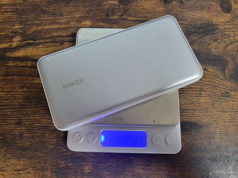 キッチンスケールに乗せたAnker Zolo Power Bank。表示は222g