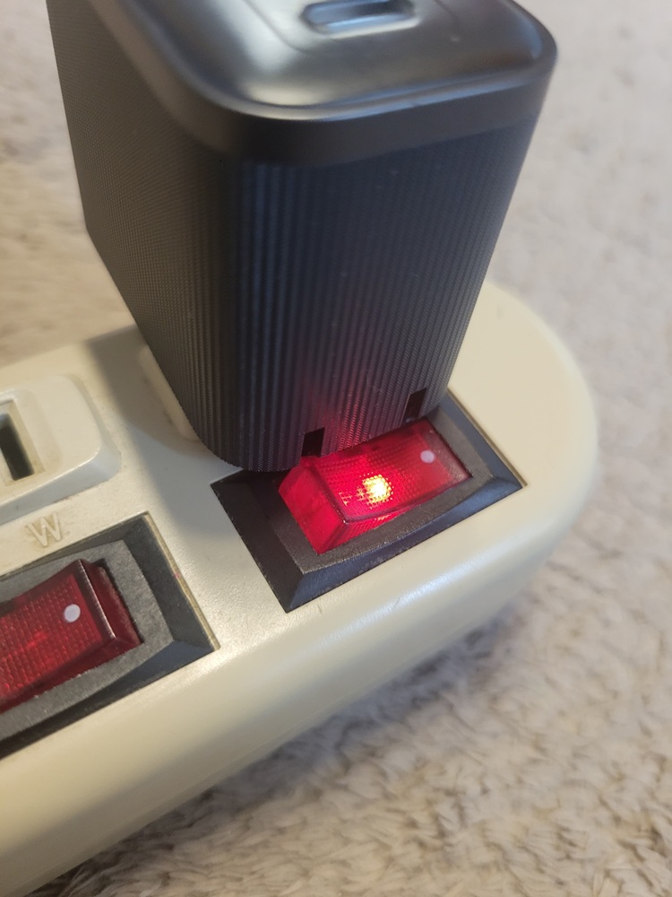 同じスイッチ付きコンセントに向きを変えて挿しても本体がスイッチに接触している状態