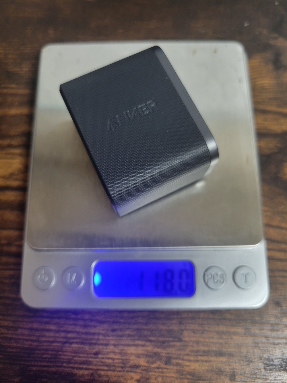 キッチンスケールに載せた本体が118gと表示されている様子